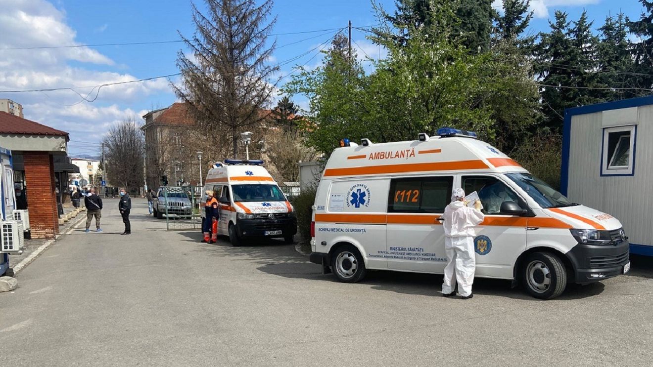 Ambulanţele care ajung la Spitalul Judeţean de Urgenţă Deva așteaptă zeci de minute până la eliberarea unui pat pentru pacienţi / Toate locurile de la ATI sunt ocupate, peste 100 de bolnavi sunt examinați zilnic la serviciul de urgență