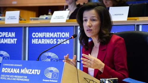 Roxana Mînzatu a discutat cu premierul Bolojan, la Bruxelles, despre situaţia investiţiilor din PNRR şi despre transferarea unora dintre acestea în fondurile UE clasice