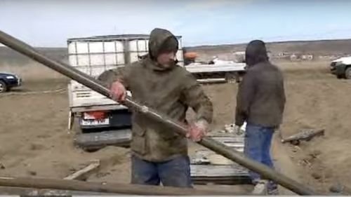 VIDEO Autostrada Moldovei: Țevile de aluminiu folosite la foraje geotehnice în zona Tîrgu Frumos au fost furate. Muncitorii au dat de urma lor într-un depozit de fier vechi