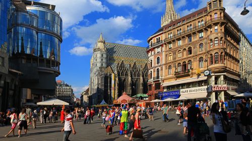 Noul guvern austriac a decis oprirea imediată a reunificărilor familiale în cazul azilanţilor