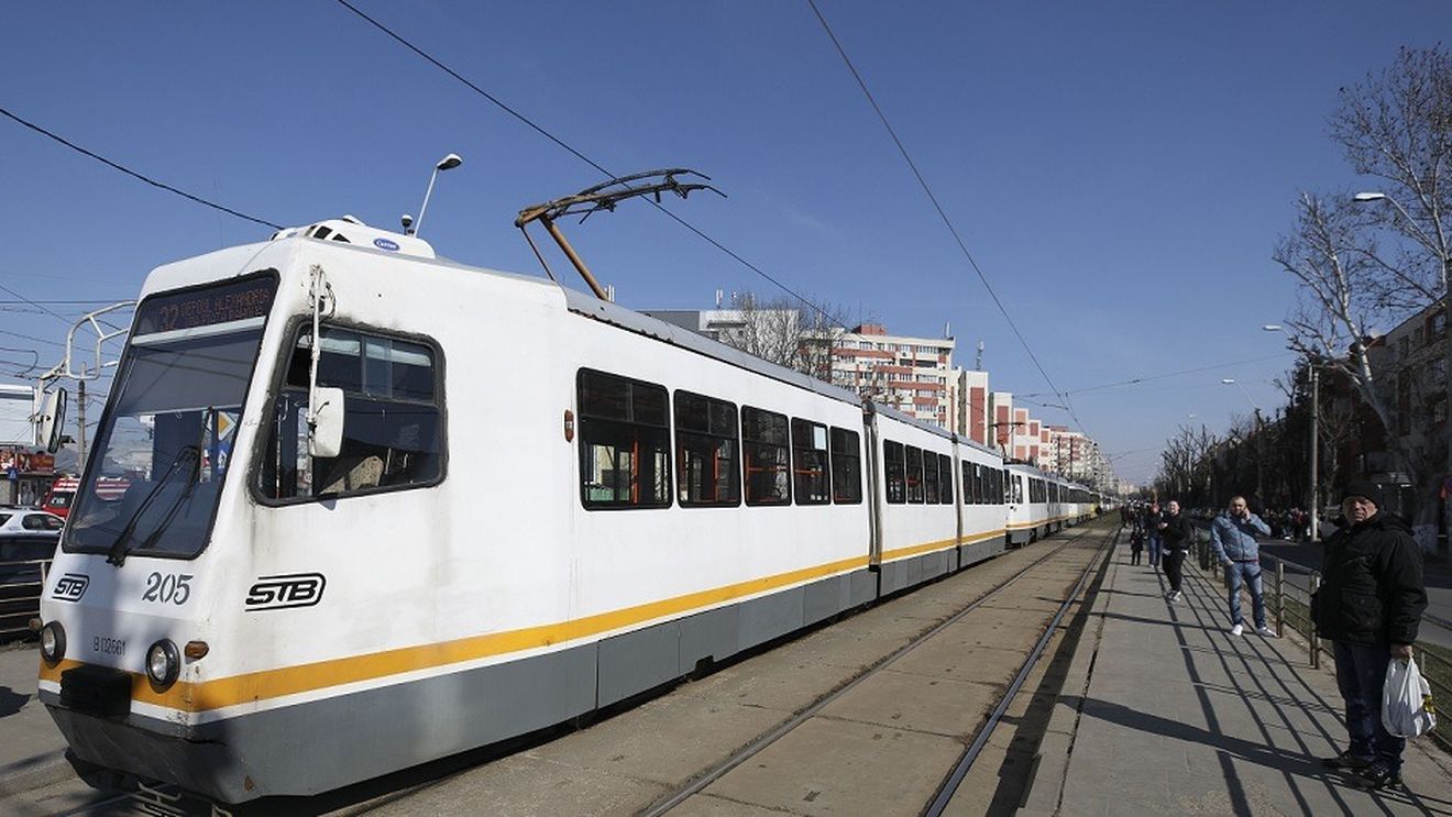 Un șofer și un vatman s-au șicanat în trafic, iar tramvaiul a împins autoturismul / Șoferul a rămas fără permis și a fost amendat / Poliția a deschis și dosar penal pentru distrugere