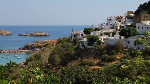 Turiştii evacuaţi de pe insula grecească Rodos din cauza incendiilor vor beneficia de o vacanţă gratuită în 2024, în extrasezon / Incendiile au afectat 15% din suprafaţa insulei