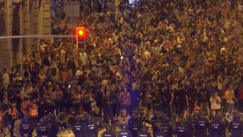 Proteste violente la Barcelona după condamnarea liderilor separatiști catalani