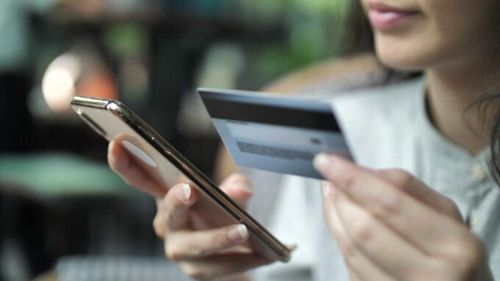 Românii cumpără mai puțin pe fondul prețurilor ridicate. Consumul scade pentru a doua lună consecutiv