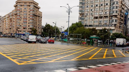Atenție, șoferi: amenzi pentru cei care intră pe marcajul galben ”Nu blocați intersecția” din Piața Victoriei, una dintre cele mai aglomerate zone din București
