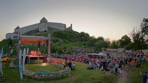 Într-un decor ce păstrează amintiri şi amprente ale secolului al 18-lea, cu o acustică specifică unei biserici în care sute de ani s-a cântat la orgă, festivalul Râșnov Unplugged aduce unii dintre cei mai cunoscuți muzicieni folk din România