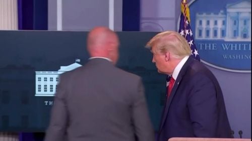 VIDEO Donald Trump și-a întrerupt conferința de presă și a fost scos din sală după ce agenții de securitate au împușcat un suspect în afara Casei Albe