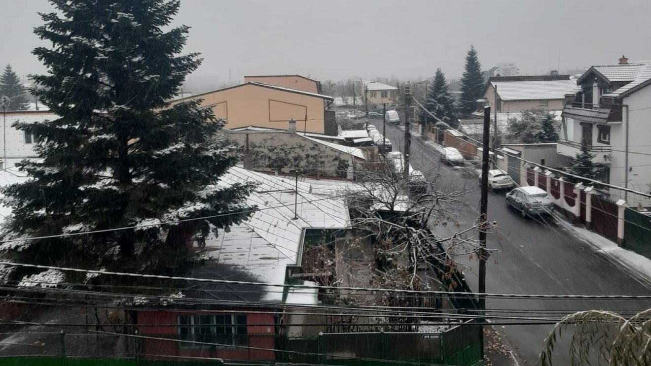 FOTO Prima ninsoare a iernii în București. Traficul se desfășoară normal, Capitala e sub cod galben de ninsori