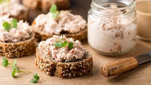 Idei de combinații rapide cu pate de ton și legume proaspete pentru un brunch de vară / Multe dintre ingrediente le ai deja în casă