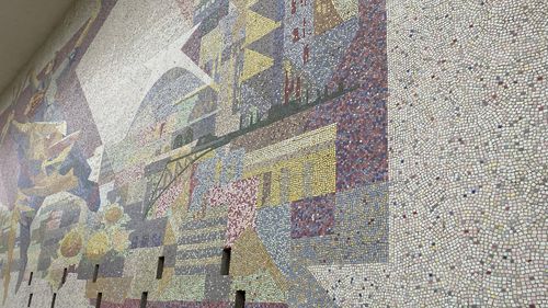 FOTO Povestea unuia dintre cele mai mari mozaicuri murale din țările comuniste și exilul artistului Jules Perahim în Israel, după ce l-a înfuriat pe Gheorghiu Dej