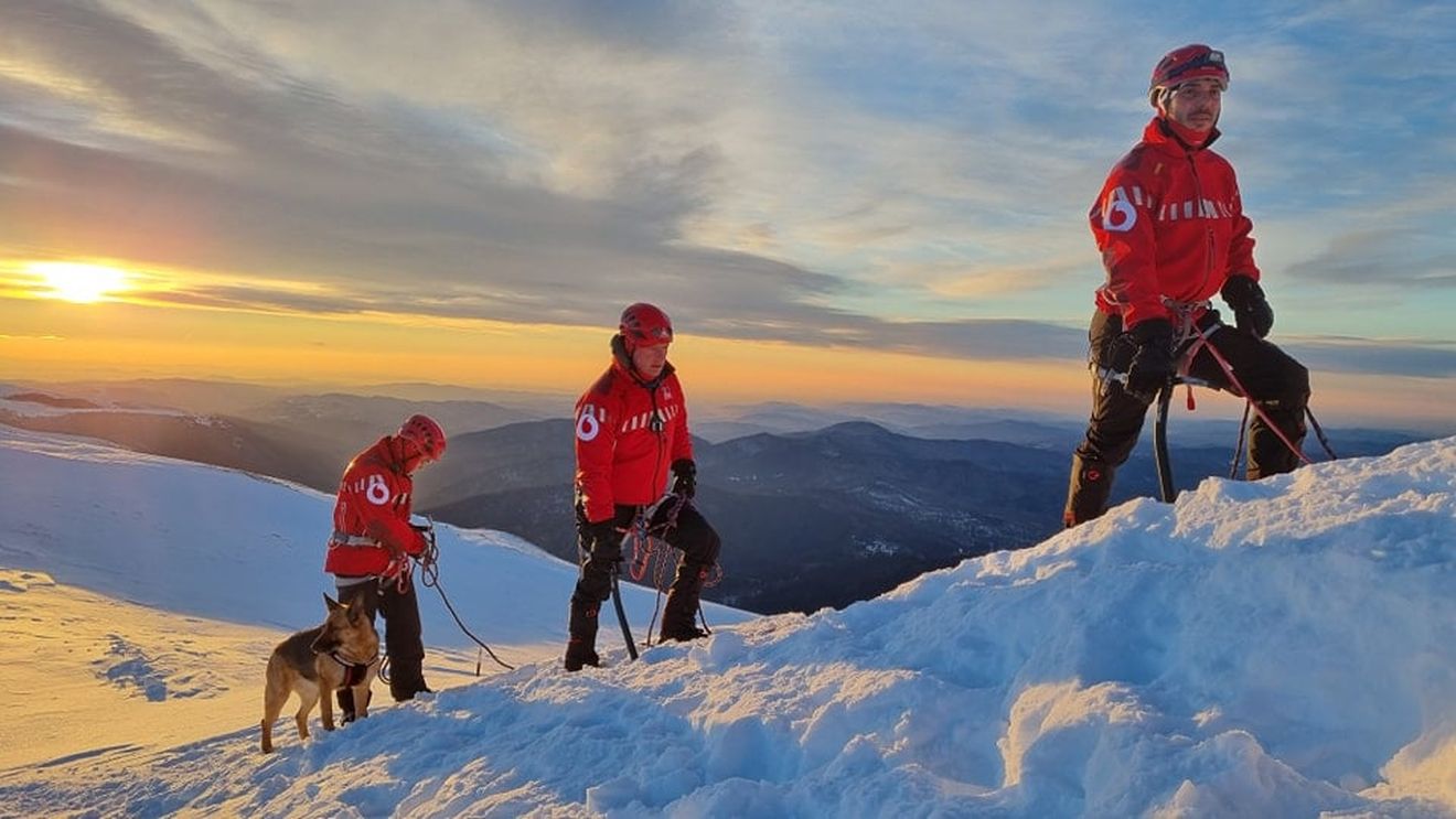 Salvamontiştii de la Râşnov şi un elicopter SMURD au intervenit pentru preluarea unei turiste rănite care se afla, împreună cu un grup de persoane, pe un traseu dificil, închis pe timp de iarnă