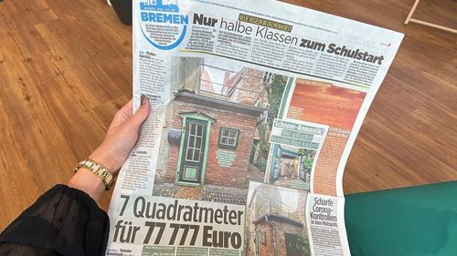 O căsuţă construită pe un teren de 7 metri pătraţi a fost scoasă la vânzare într-un oraș din Germania pentru suma de 77.777 de euro. Proprietarul are 77 de ani