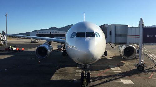 Licitație a Companiei Naţionale Aeroporturi Bucureşti: vrea să cumpere punţi de îmbarcare de 12,36 milioane lei