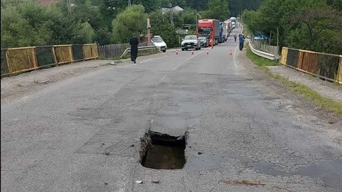 O gaură uriașă a apărut într-un pod din judeţul Neamț, condus de baronul PSD Ionel Arsene / Al doilea pod cu probleme în două luni