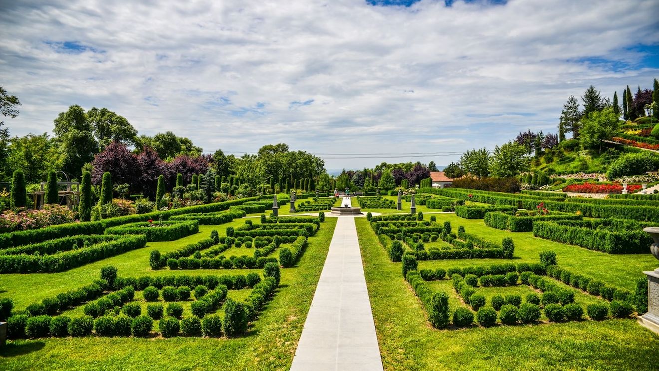 FOTO Giardini di Zoe, grădina realizată de un italian, în Hunedoara, ca hobby, a strâns peste 100 de mii de vizitatori într-un an / ”De 20 de ani lucrăm la grădini fără arhitect, fără peisagist, fără plan, fără planșă”