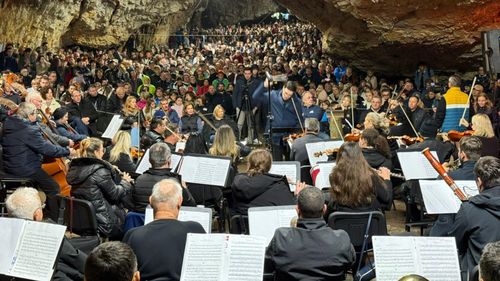 FOTO VIDEO Peste 2.000 de oameni au asistat la concertul simfonic din Peștera Românești / Fenomen cultural unic într-o grotă din județul Timiș