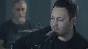VIDEO Andrei Găluț, solistul trupei Goodbye to Gravity și supraviețuitor al tragediei din Clubul Colectiv, a lansat o melodie cu mesaj anti-corupție alături de alți zece muzicieni supraviețuitori