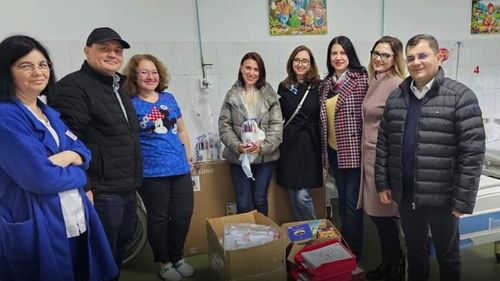 Elevii unei școli din Focșani au donat spitalului televizoare, frigidere, lenjerii și cărți / Banii au fost strânși vânzând la Târgul de Paște produse realizate de ei / ”Dragi copii, sunteți un exemplu de bunătate, muncă, perseverență și putere”