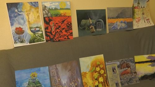 Un ucrainean refugiat la Sibiu face expoziție cu picturile copiilor din Crimeea, pentru a-i ajuta cu bani / Imaginile vor fi imprimate pe tricouri și vândute în scop caritabil