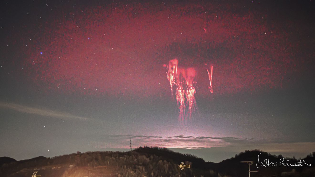 Nu e „Independence Day”! / Un nou inel de lumină roșie, imortalizat deasupra Italiei / Imaginea a fost generată de un fulger puternic deasupra Mării Adriatice