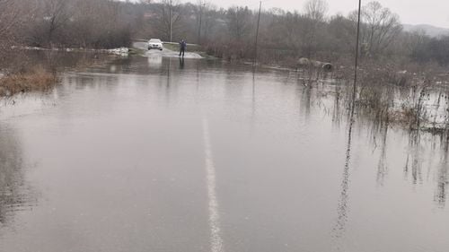 Drumul DJ109 din Satu Mare, închis circulației după ce porțiunea dintre Remetea Oaşului şi Călineşti Oaş a fost inundată