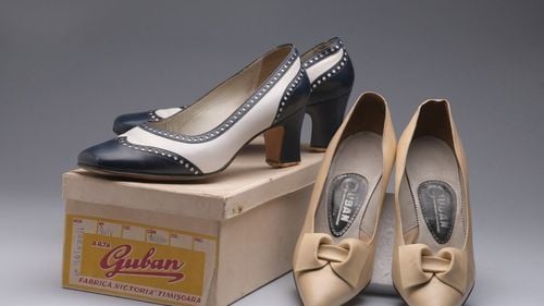 Pantofi marca Guban donați de Pia Brînzeu, exponatul lunii iunie la Muzeul Naţional al Banatului
