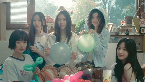 NewJeans: Controversa care zguduie lumea K-pop / Cum a ajuns grupul celor cinci fete din Coreea de Sud prins în luptele interne dintr-o casă de discuri