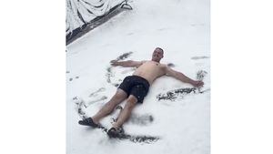 VIDEO „Duș” în zăpadă, în Italia, în luna iulie / La Pasul Stelvio (2.757 metri) a venit iarna