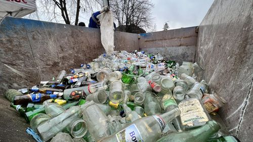 Cantitate record de sticlă colectată la Sfântu Gheorghe, după ce localnicii au primit la schimb apă minerală și bere / Au fost date peste 15.000 de beri și 2.500 de sticle de apă