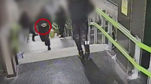 VIDEO 50 de arestări în Milano, minori și adolescenți italieni cu părinți români: furau bijuterii de la călătorii din metrou / Aurul era dus și vândut în România / O familie conducea ”baby-gang”