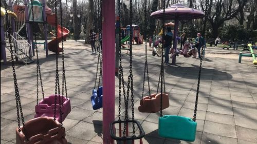 Trei parcuri din cartierul bucureștean Colentina, lăsate fără locuri de joacă şi terenuri de sport. Protecția Consumatorului susține că toboganele erau stricate