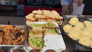 FOTO – VIDEO | Producători locali din toată țara, tradiții, gusturi autentice, la Sărbătoarea Castanelor din Baia Mare / Comerciant: „Avem pâine bătută, coaptă pe vatră, pâine cu unsoare și ceapă, bulz, fasole cu ciolan în pâine”