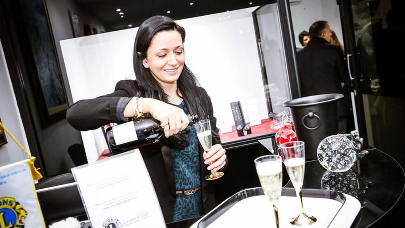 Fascinanta poveste a Adelei, o spioană rusoaică la Napoli, infiltrată în baza NATO - investigație efectuată timp de zece luni de patru mari publicații / Niciun agent rus nu reușise vreodată să pătrundă atât de adânc în vârful Alianței Atlantice