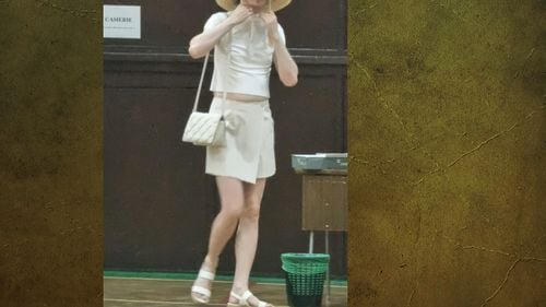 Fotografia unui lector al Universității din București – Facultatea de Limbi Străine, îmbrăcat în haine femeiești, a stârnit un val de homofobie și ură pe Internet. Nici Universitatea, nici Facultatea, nici cadrul didactic nu vor să discute situația fără precedent