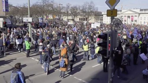 VIDEO Protestele împotriva restricţiilor au degenerat în violenţe în oraşul Kassel din Germania