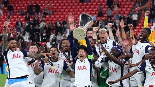 Radu Drăguşin şi colegii săi de la Tottenham au primit trofeul Ligii Europa / 1-0 cu Manchester United în finală