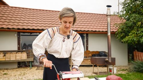 Mici producători din Maramureș / Răstăuţe în culorile grădinii şi-o poveste din copilărie devenită afacere de succes