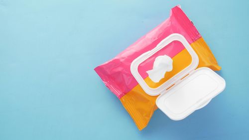 Spania intenționează să interzică aruncarea șervețelelor umede în toaletă, producătorii urmând să plătească pentru curățare