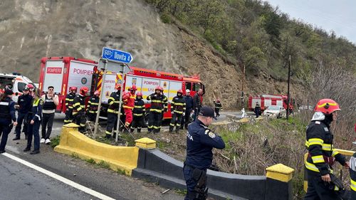UPDATE Un microbuz a plonjat în Dunăre de pe un viaduct, în județul Mehedinți, în urma unui accident / Șoferul bulgar a decedat / Traficul rutier a fost blocat complet mai multe ore