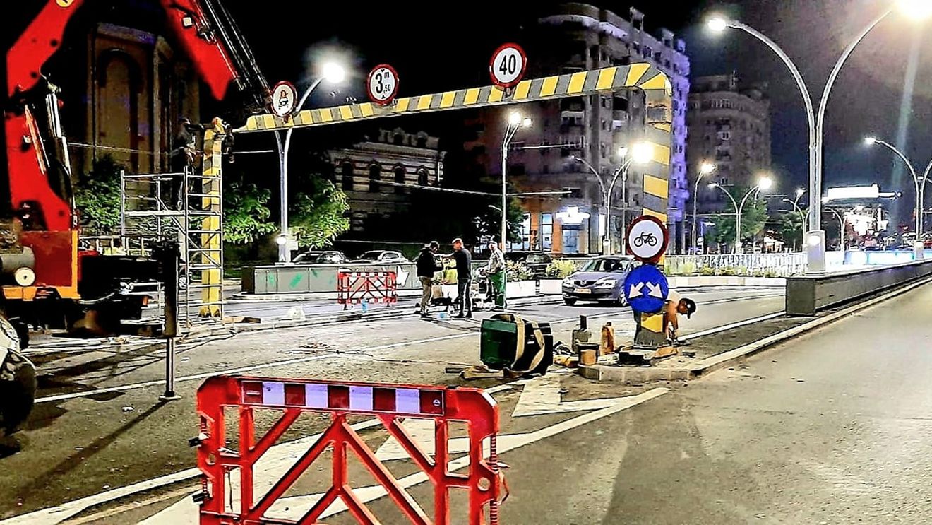 Traficul s-a reluat în Pasajul Unirii, după ce poarta de gabarit a fost refăcută