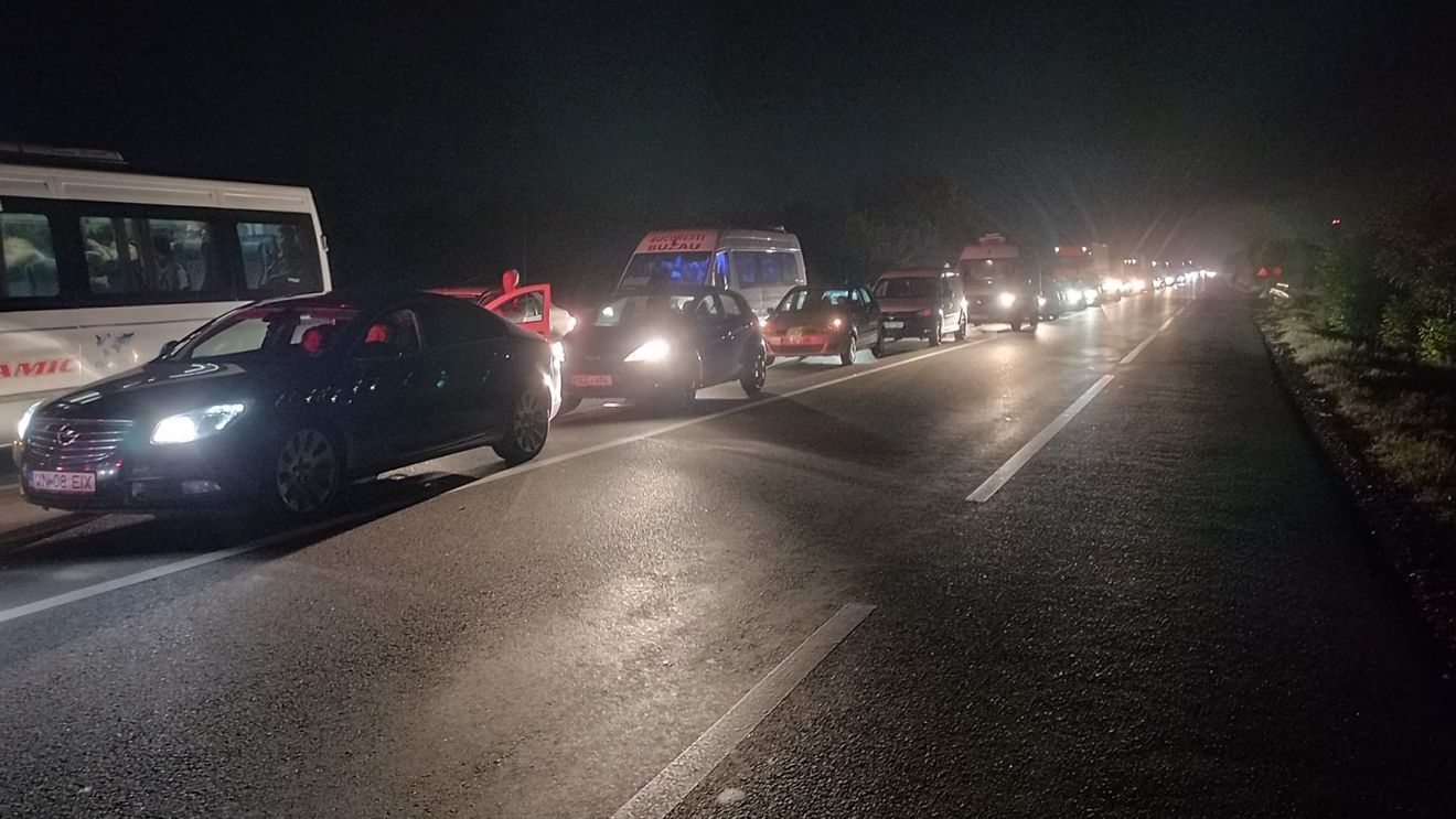 Grav accident de circulație în zona Focșani pe drumul european E85. Coloana de mașini se întinde pe kilometri întregi