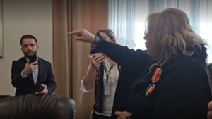 VIDEO Diana Șoșoacă a dat buzna cu un grup de persoane în Curtea Constituțională / Judecătorul Gheorghe Stan a plecat din biroul său: ”Manifestau o evidentă agresivitate verbală și un limbaj amenințător” / Șefa pro-rusă a partidului extremist SOS a cerut să fie lăsată să candideze în 4 mai