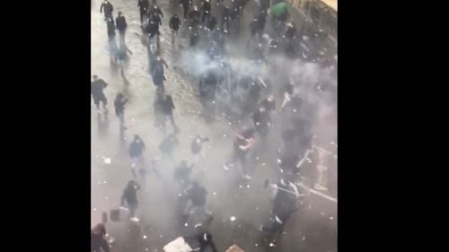 VIDEO Violenţe la Napoli, înaintea meciului de Liga Campionilor dintre echipa italiană şi Frankfurt. O maşină a poliţiei a fost incendiată