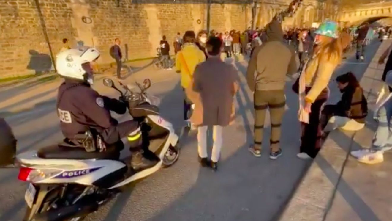 Paris: Malurile Senei, evacuate de polițiști. Mii de persoane au ieșit duminică să se bucure de soare, însă polițiștii au intervenit prompt