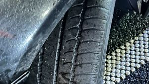Drumarii atrag atenția asupra stării cauciucurilor: „Așa arăta cauciucul mașinii care a provocat accidentul de aseară de pe autostrada A1, între Sibiu și Boița”