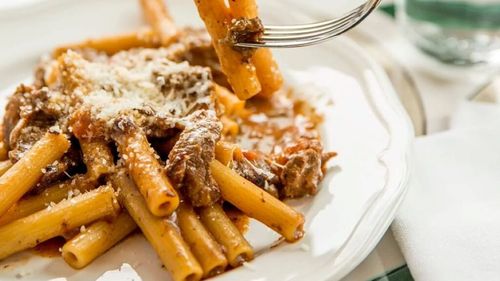 Paste alla genovese, cu sos de carne fără roșii, rețetă tradițională napoletană plină de legende. Carnea merge nu doar la paste, ci și în sandvișuri sau salate