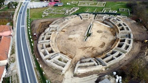 Adevărul.ro: Colosseumul de sub Retezat, un amfiteatru din Sarmisegetusa, trece prin transformări izbitoare. Șantier impresionant, cu finanțare europeană