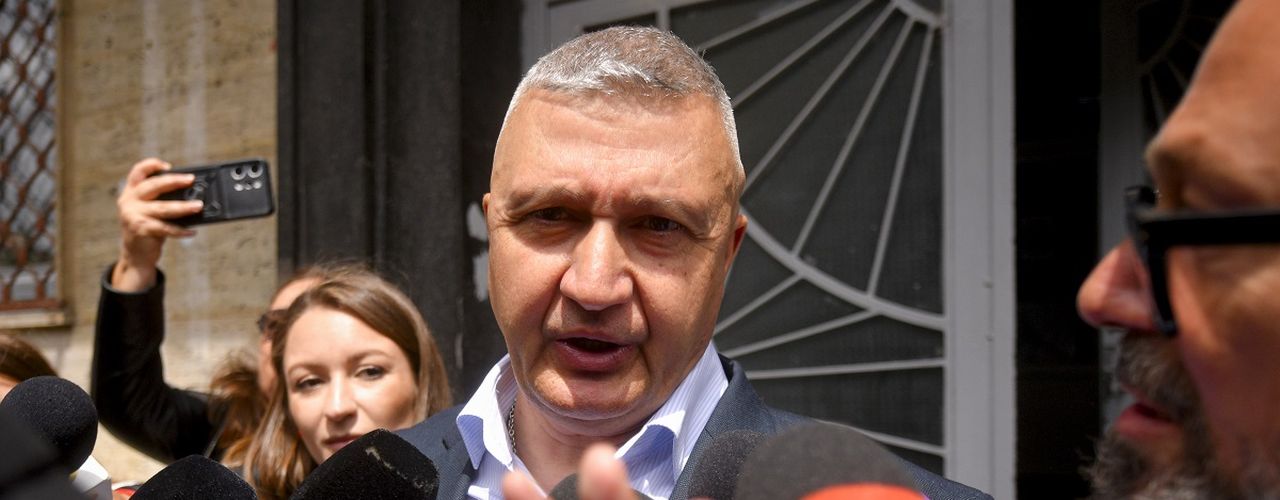 BREAKING | Șeful Armatei, generalul Vlad Gheorghiță, suspect într-un dosar DNA. Este acuzat de complicitate la uzurparea funcției după ce ar fi determinat suplimentarea locurilor de la buget la Facultatea de Educație Fizică și Sport în favoarea fiicei unui alt general, pentru a se angaja automat în Armată