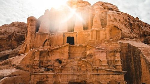 Comunitățile rupte din trecut din Sacromonte și Guadix: “Troglodiții”, oamenii care încă trăiesc în peșterile din Spania/ Cum au fost transformate caverne părăsite în baruri și restaurante