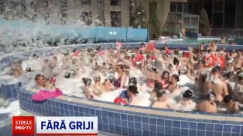 Peste 1.000 de turiști sărbătoresc Ziua femeii la Băile Felix. Oamenii s-au înghesuit fără frică în piscinele cu apă termală, acoperiți cu spumă
